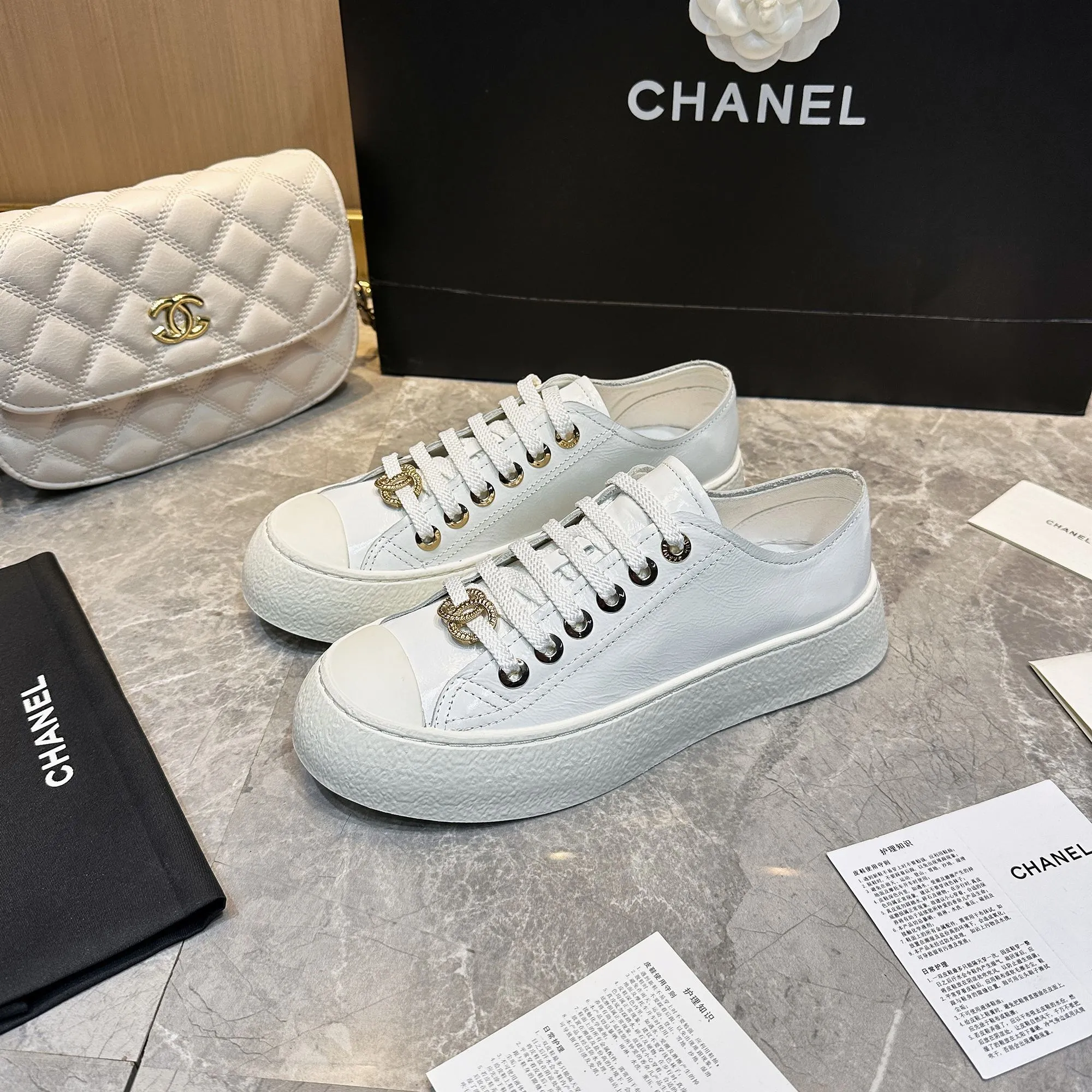👟👟Ex-factory price 440👟👟 Chanel Chanel - 2024 counter top casual sports shoes This classic design; the upper is electro-embroidered with a variety of craftsmanship; the outsole is fashionable and sporty; it is extraordinary and incorporates a variety of color matching elements... The diversified mix and match is very good-looking and versatile, casual, fashionable, sports and outdoor can be taken into account... ꫛꫀꪝ Go➫ Material: ❶Upper made of: Original imported cowhide ❷Inside made of: original imported breathable sheepskin ❸Outsole based on: original TPU outsole Full set of boutique packaging for women 35–41